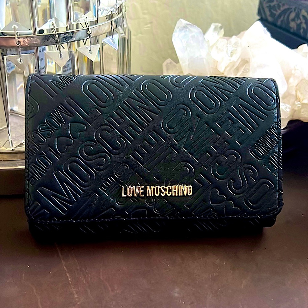 Logo Love Moschino wallet. Leather. Color black. Excellent condition.